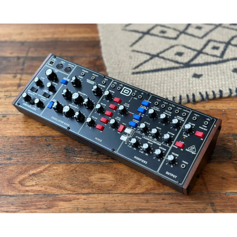 Sintetizador Behringer Model D Color Negro