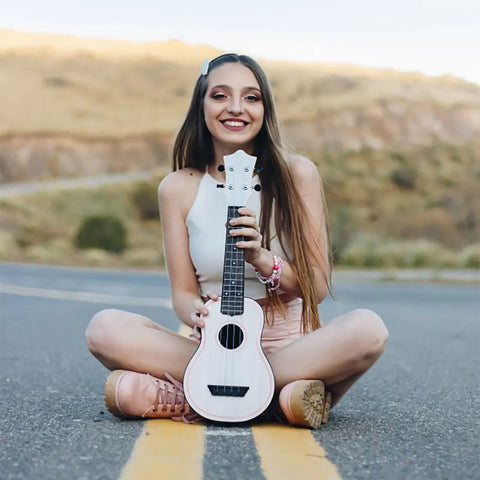 Ukelele Soprano 15 Trastes Con Funda Flight Tus-marty Color Blanco